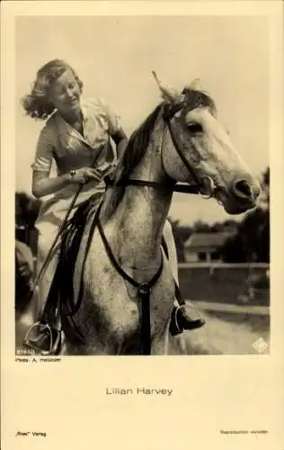 Ak Schauspielerin Lilian Harvey, Portrait auf einem Pferd