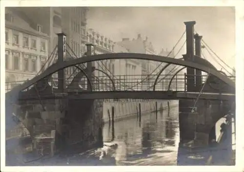 Ak Berlin Mitte, Blick auf eine Brücke im Jugendstil über der Spree