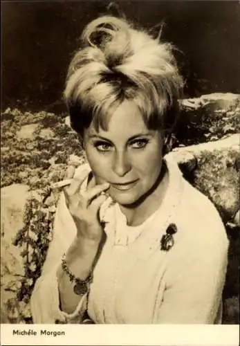 Ak Schauspielerin Michele Morgan, Portrait mit Zigarette