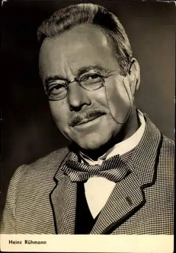 Ak Schauspieler Heinz Rühmann, Der Hauptmann von Köpenick, Portrait, Fliege