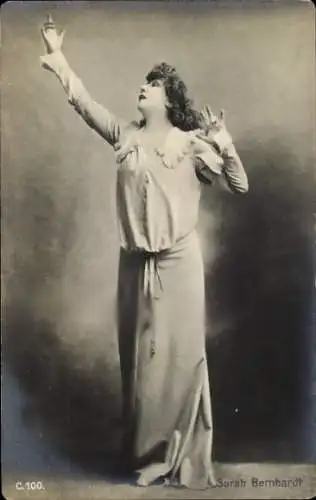 Ak Schauspielerin Sarah Bernhardt, Standportrait