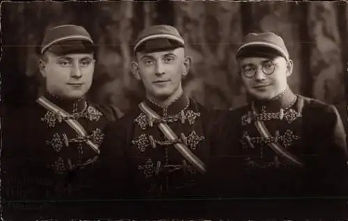 Studentika Foto Ak Drei Studenten in Uniformen, Portrait