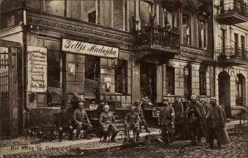 Ak Ełk Lyck Masuren Ostpreußen, Kriegsschauplatz, Deutsche Soldaten in Uniformen