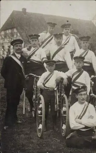 Foto Ak Hannover in Niedersachsen, Jungen mit Fahrrädern, Mann