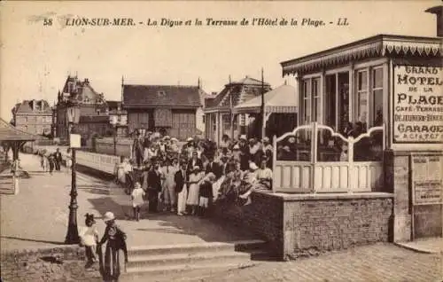 Ak Lion sur Mer Calvados, La Digue und die Terrasse des Hôtel de la Plage