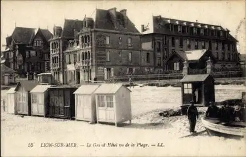 Ak Lion sur Mer Calvados, Le Grand Hotel, vom Strand aus gesehen