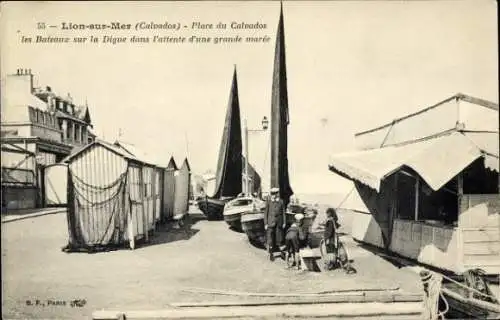 Ak Lion sur Mer Calvados, Place du Calvados, Boote auf der Digue