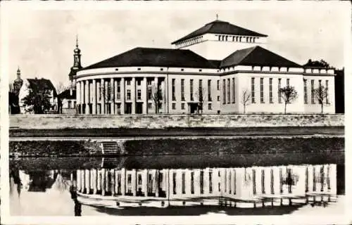 Ak Saarbrücken, Stadttheater, Wasserspiegelung
