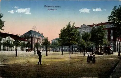 Ak Kaiserslautern in der Pfalz, Marktplatz, Passanten, Wohnhäuser