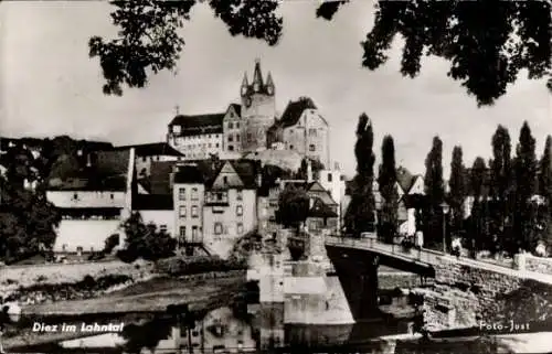 Ak Diez an der Lahn, Alte Lahnbrücke, Grafenschloss