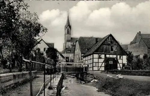 Ak Scherfede Warburg in Westfalen, Bach, Fachwerkhäuser, Kirche