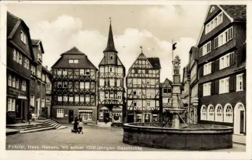 Ak Fritzlar in Hessen, Marktplatz, Brunnen, Fachwerkhäuser