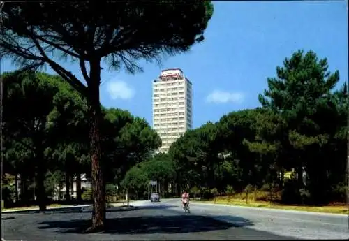 Ak Milano Mailand Lombardia, Straßenpartie mit Hochhaus