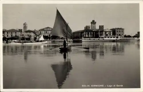 Ak Sirmione Lago di Garda Lombardia, Teilansicht, Segelboot