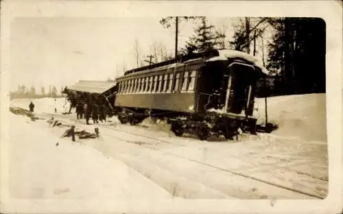 Foto Ak Entgleiste Eisenbahn, Personenzug, Winter
