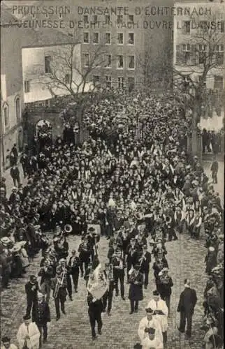 Ak Echternach Luxemburg, Procession dansante, La Jeunesse ouvre la Danse