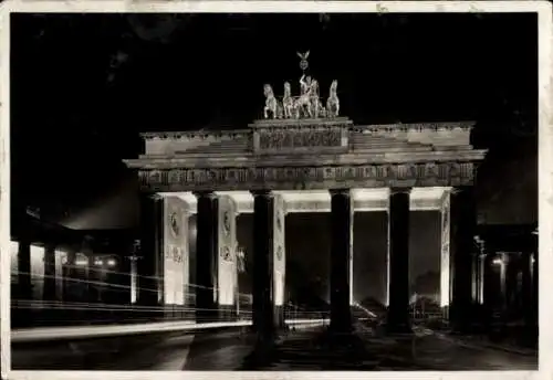 Ak Berlin Mitte, Brandenburger Tor bei Nacht
