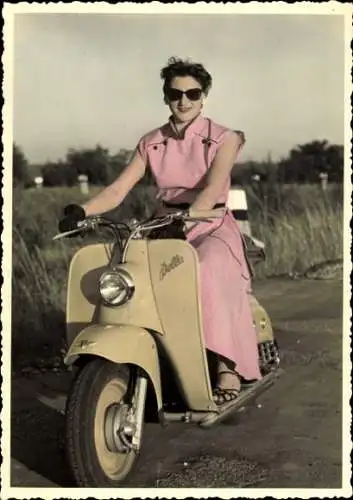 Foto Ak Frau auf einem Motorroller, Zündapp Bella