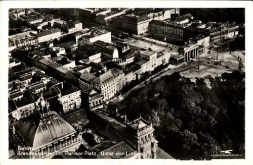 Ak Berlin, Brandenburger Tor, Pariser Platz, Unter den Linden, Reichstagsgebäude, Fliegeraufnahme