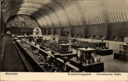 Ak München Bayern, Gewerbeschau 1922, Auststellungspark, Keramische Halle, Innenansicht, Vasen