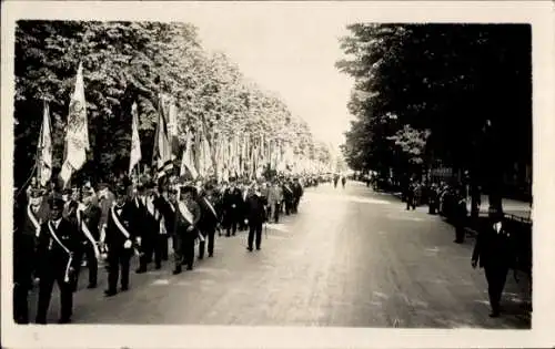 Foto Ak München, Parade, Soldaten, Fahnen