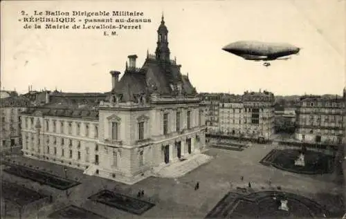 Ak Levallois Perret Hauts de Seine, Rathaus, Militärluftschiffballon der Republik