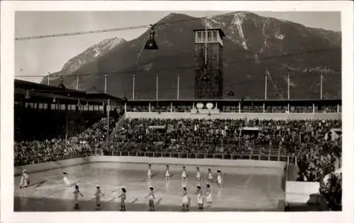 Ak Garmisch Partenkirchen in Oberbayern, Eisstadion mit Publikum