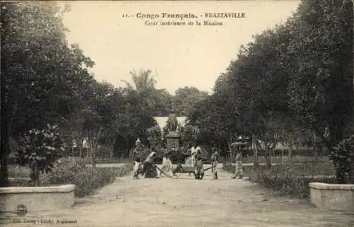 Ak Brazzaville Franz. Kongo, Cour interieure de la Mission