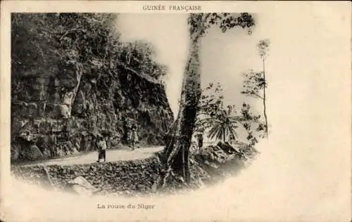 Ak Guinea, La Route du Niger, Uferstraße am Fluss, Felswände