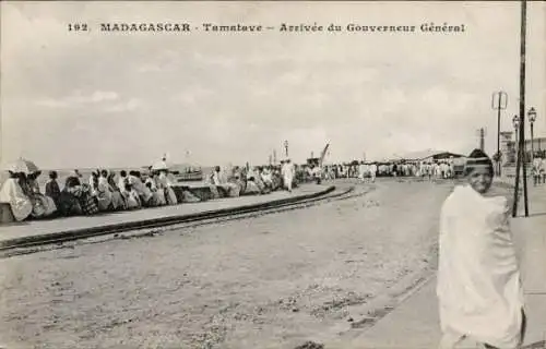 Ak Toamasina Tamatave Madagaskar, Le Boulevard Galliéni am Tag der Ankunft von Herrn Augagneur