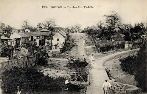 Ak Dakar Senegal, Le Jardin Public, Straßenpartie, Wohnhäuser