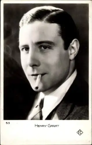 Ak Schauspieler Henry Garat, Zigarette rauchen, Anzug, Portrait