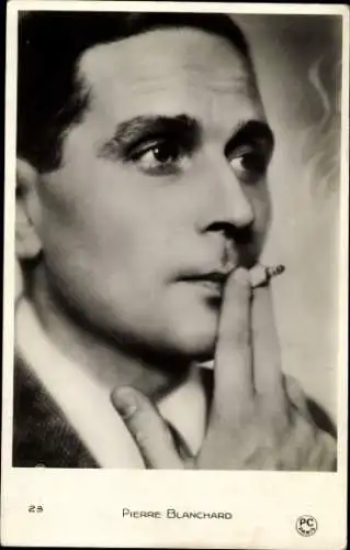 Ak Schauspieler Pierre Blanchar, Zigarette rauchend, Portrait