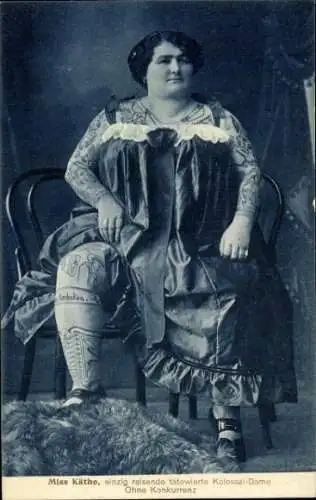 Ak Schauspielerin Miss Käthe, Portrait als tätowierte Kolossal-Dame