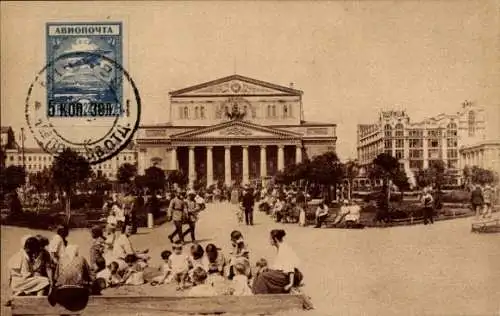 Ak Moskau Russland, Platz vor dem Bolschoi Theater, Kinder im Sandkasten, Passanten