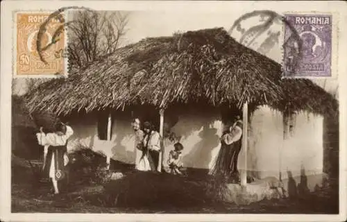 Foto Ak Rumänien, Wohnhaus, Menschen in rumänischer Volkstracht