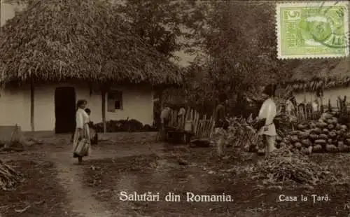 Ak Rumänien, Bauernhof, Gemüse, Menschen in rumänischer Volkstracht