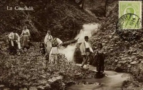 Ak Rumänien, Wald, Bächlein, Menschen in rumänischer Volkstracht
