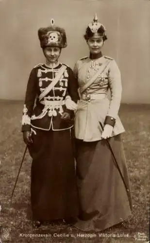 Ak Kronprinzessin Cecilie von Preußen, Prinzessin Victoria Luise von Preußen, Uniformen