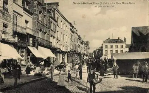 Ak Neufchâtel en Bray Seine Maritime, Place Notre Dame an einem Wandertag