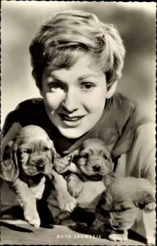 Ak Schauspielerin Ruth Leuwerik aus dem Film Immer wenn der Tag beginnt, Portrait, drei Hundewelpen