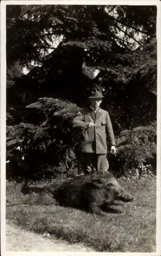 Foto Ak Fürst Friedrich Victor von Hohenzollern Sigmaringen auf der Jagd, Wildschwein