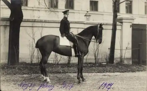 Foto Ak Herzog Franz Joseph von Bayern, Sohn von Herzog Carl Theodor, Portrait auf einem Pferd