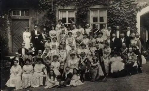 Foto Ak Hochzeit Prinz Victor zu Wied, Gisela von Solms Wildenfels, Festgesellschaft