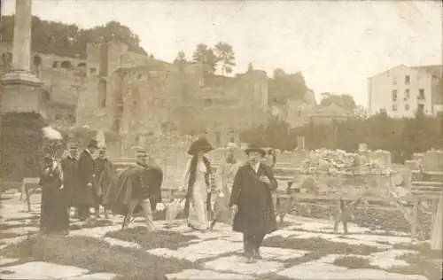 Foto Ak Kronprinz Wilhelm von Preußen, Kronprinzessin Cecilie, Besuch in Rom, antike Ruinen