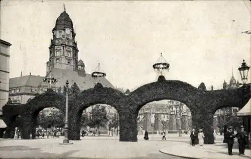 Ak Dresden Zentrum Altstadt, Festschmuck am alten Rathaus zum Fürstenbesuch 1912, Torbögen