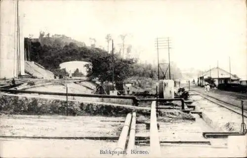 Ak Balikpapan Indonesien, Bahnschienen, Röhre, Fabrik