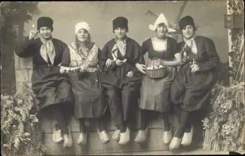 Foto Ak Personen in niederländischen Volkstrachten 1922
