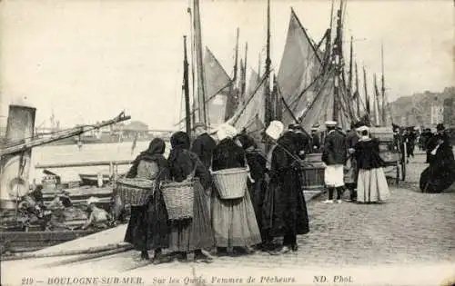 Ak Boulogne sur Mer Pas de Calais, Hafen, Fischerfrauen