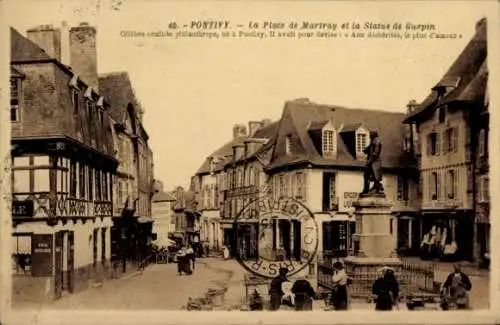 Ak Pontivy Morbihan, Place de Martray, Statue de Guepin